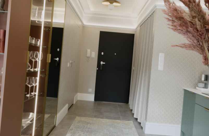 Entrée d'un couloir chic : 3 idées de décoration moderne et accueillante-Vidélice